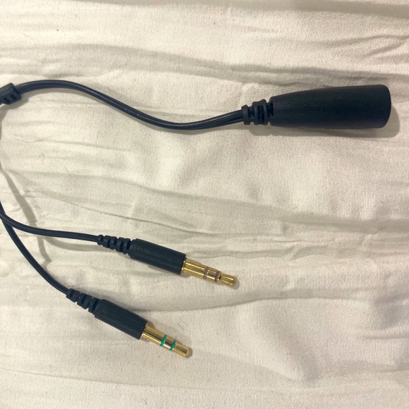 3.5mm Audio Mic Y Splitter Cable Cord Headphone Adapter Female to 2 Male Gold US - Picture 1 of 2